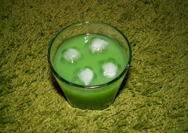 Fotografia przedstawiająca napój bezalkoholowy "zielono mi"