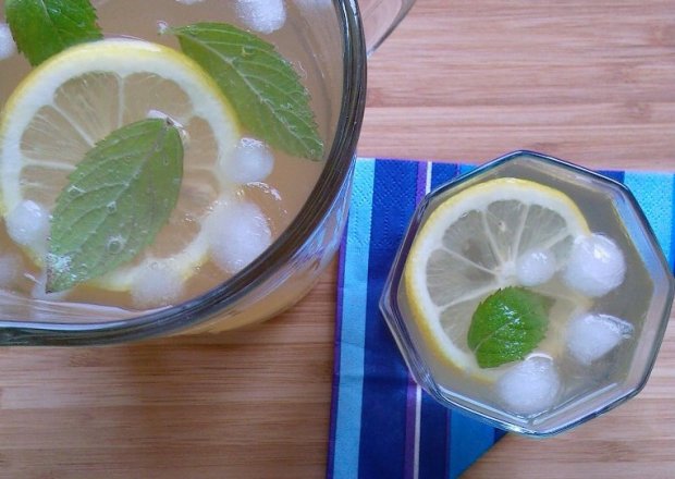 Fotografia przedstawiająca Napój cytrynowo - limonkowy z miętą