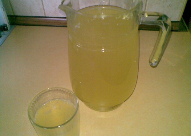 Fotografia przedstawiająca napój cytrynowy z miodem