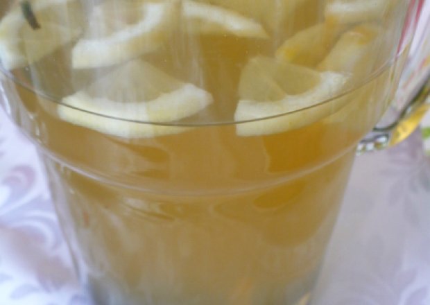 Fotografia przedstawiająca napój cytrynowy z miodem