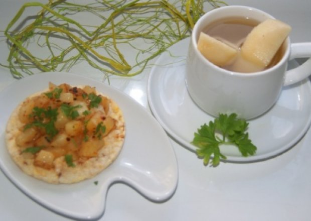 Fotografia przedstawiająca Napój gruszkowy i udawana  bruschetta z gruszki