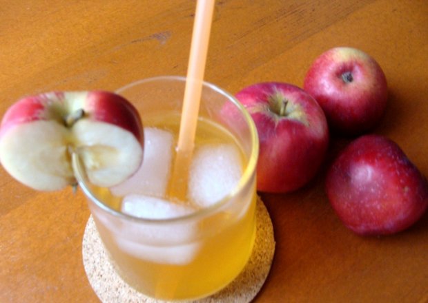 Fotografia przedstawiająca Napój jabłkowo-miętowy