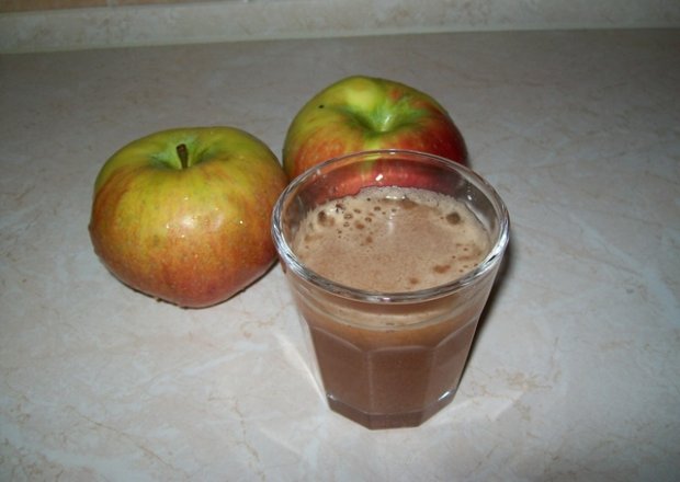 Fotografia przedstawiająca Napój jabłkowy ze szczyptą cynamonu