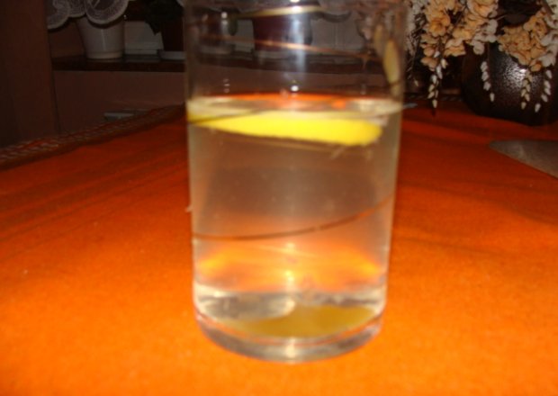 Fotografia przedstawiająca napój miodowo-miętowy