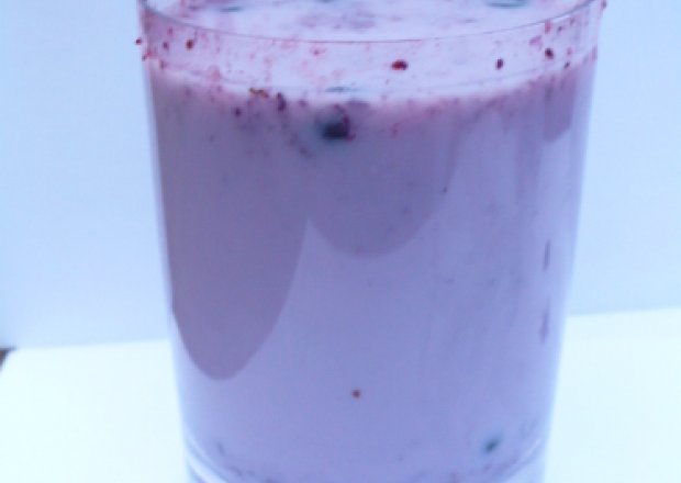 Fotografia przedstawiająca napój mleczno jagodowy