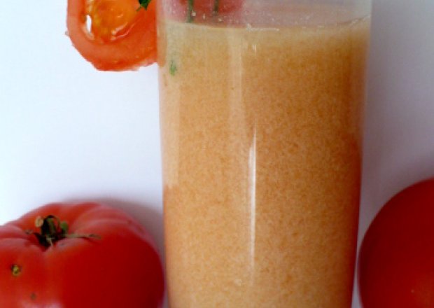 Fotografia przedstawiająca napój mleczno-pomidorowy
