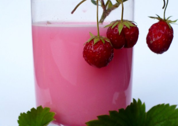Fotografia przedstawiająca napój mleczno-truskawkowy