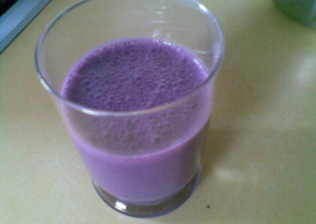 Fotografia przedstawiająca napój mleczny o smaku jagodowym