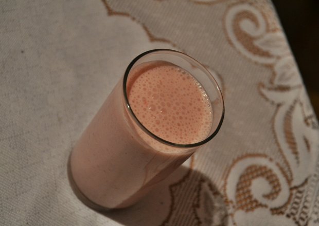 Fotografia przedstawiająca Napój mleczny o smaku truskawkowym