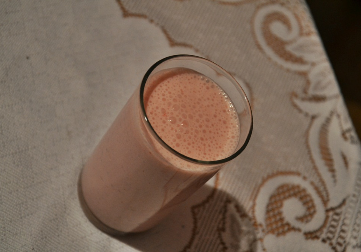 Napój mleczny o smaku truskawkowym  foto