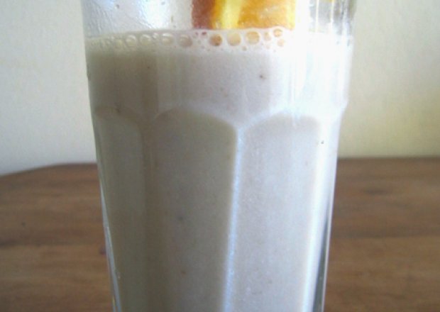 Fotografia przedstawiająca napój mleczny pomarańczowo- bananowy