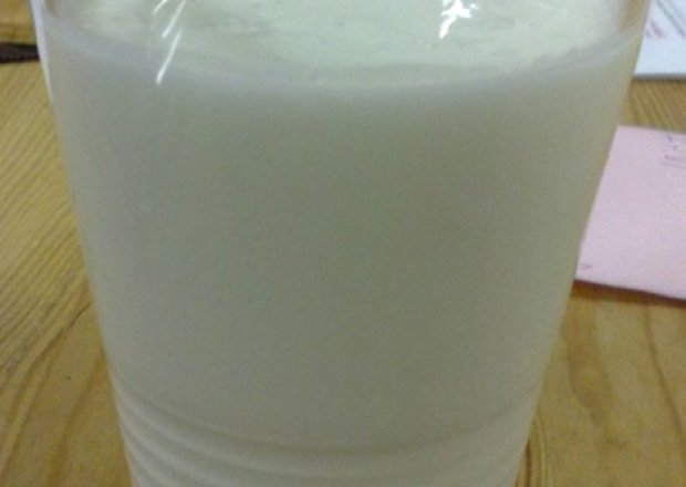 Fotografia przedstawiająca napój mleczny z owocami