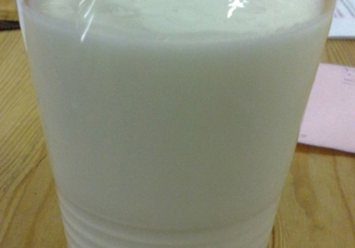 napój mleczny z owocami foto