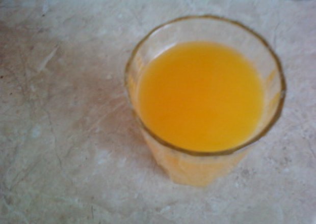Fotografia przedstawiająca napój pomarańczow marchewkowy