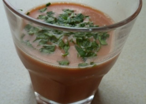 Fotografia przedstawiająca Napój pomidorowy z mlekiem