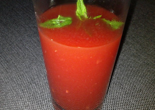 Fotografia przedstawiająca Napój porzeczkowo-pomidorowy