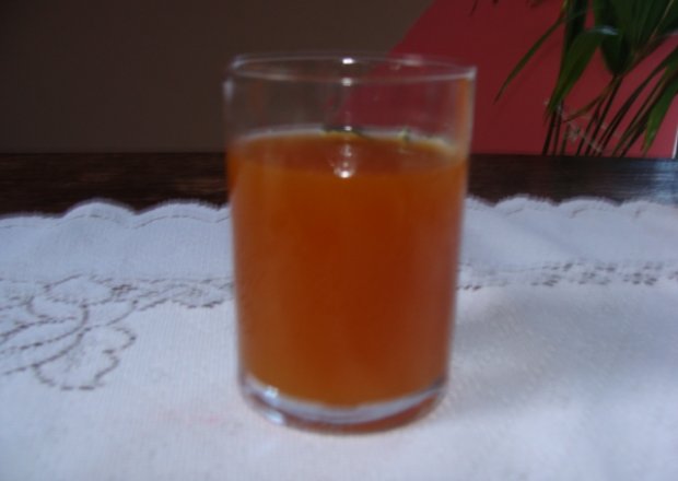 Fotografia przedstawiająca napój z jabłek i pomarańczy