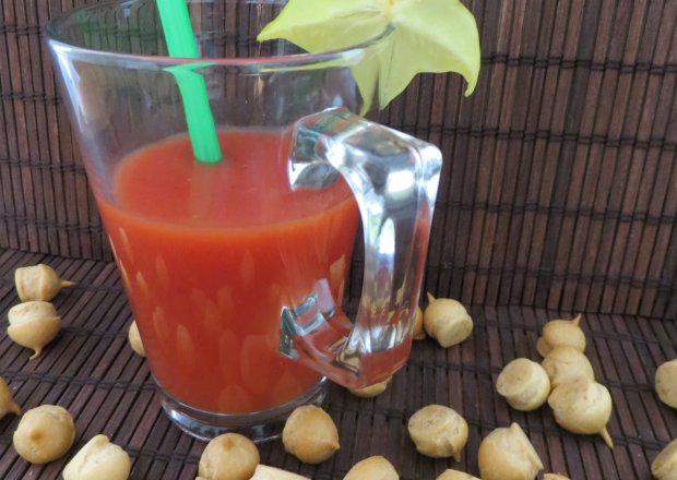 Fotografia przedstawiająca Napój z soku pomidorowego z wasabi
