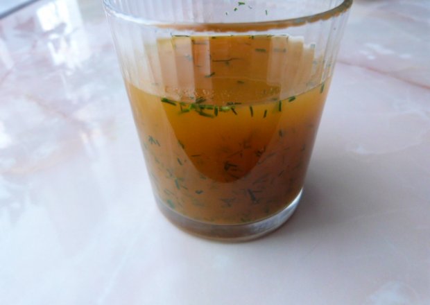 Fotografia przedstawiająca Napój z soku z kwaszonej kapusty i marchewki