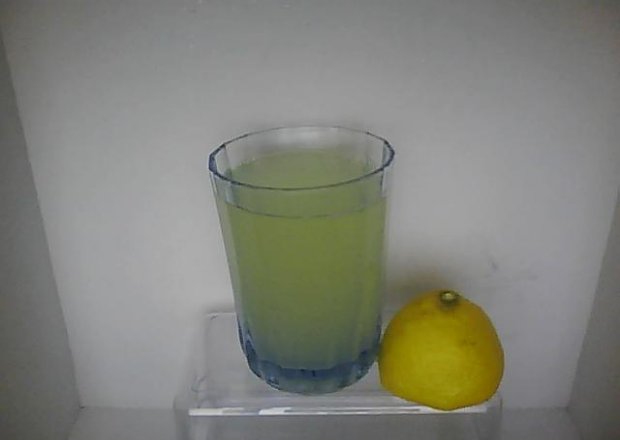 Fotografia przedstawiająca Napój ze skórek pomarańczy i cytryny