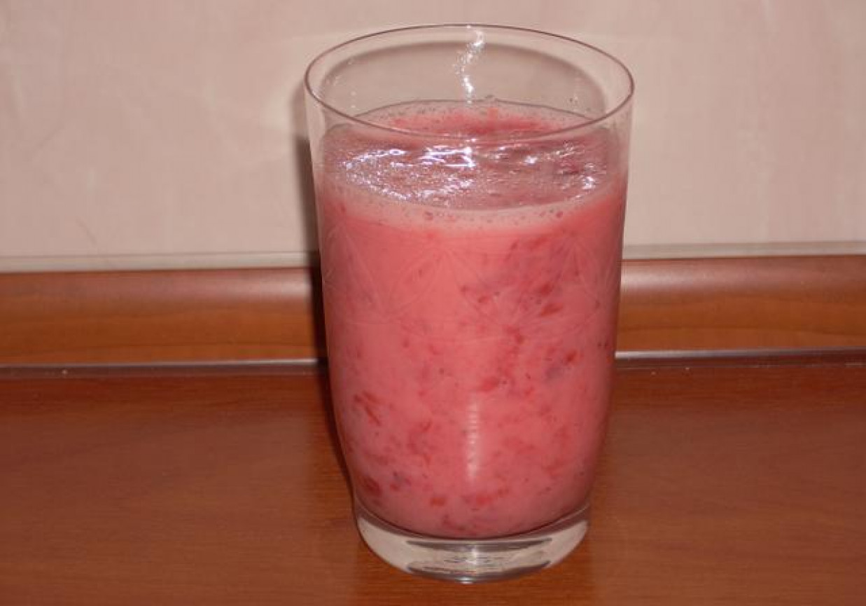Napół  - koktajl  mleczno-malinowy foto