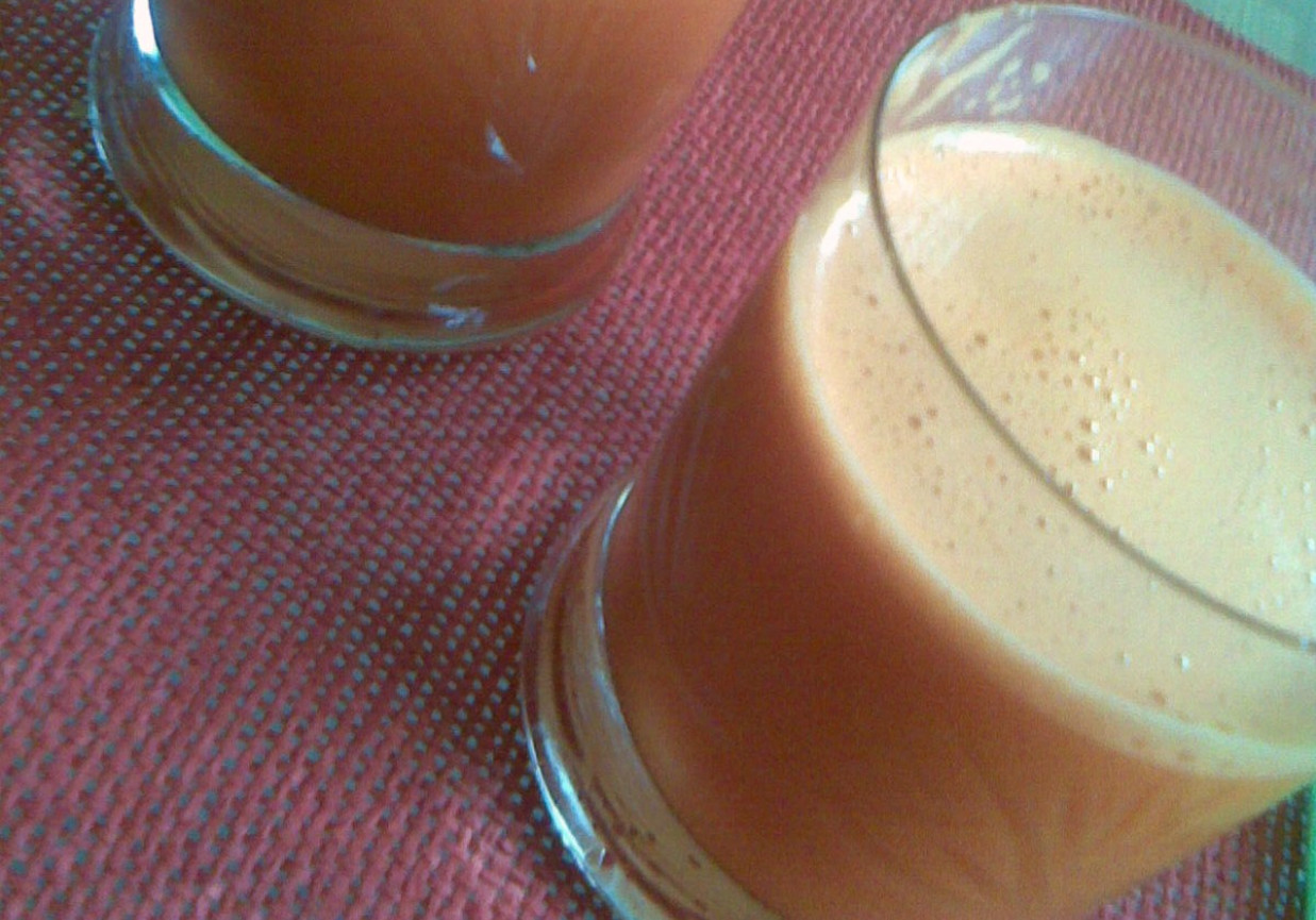 Naturalny sok z marchewki i arbuza foto