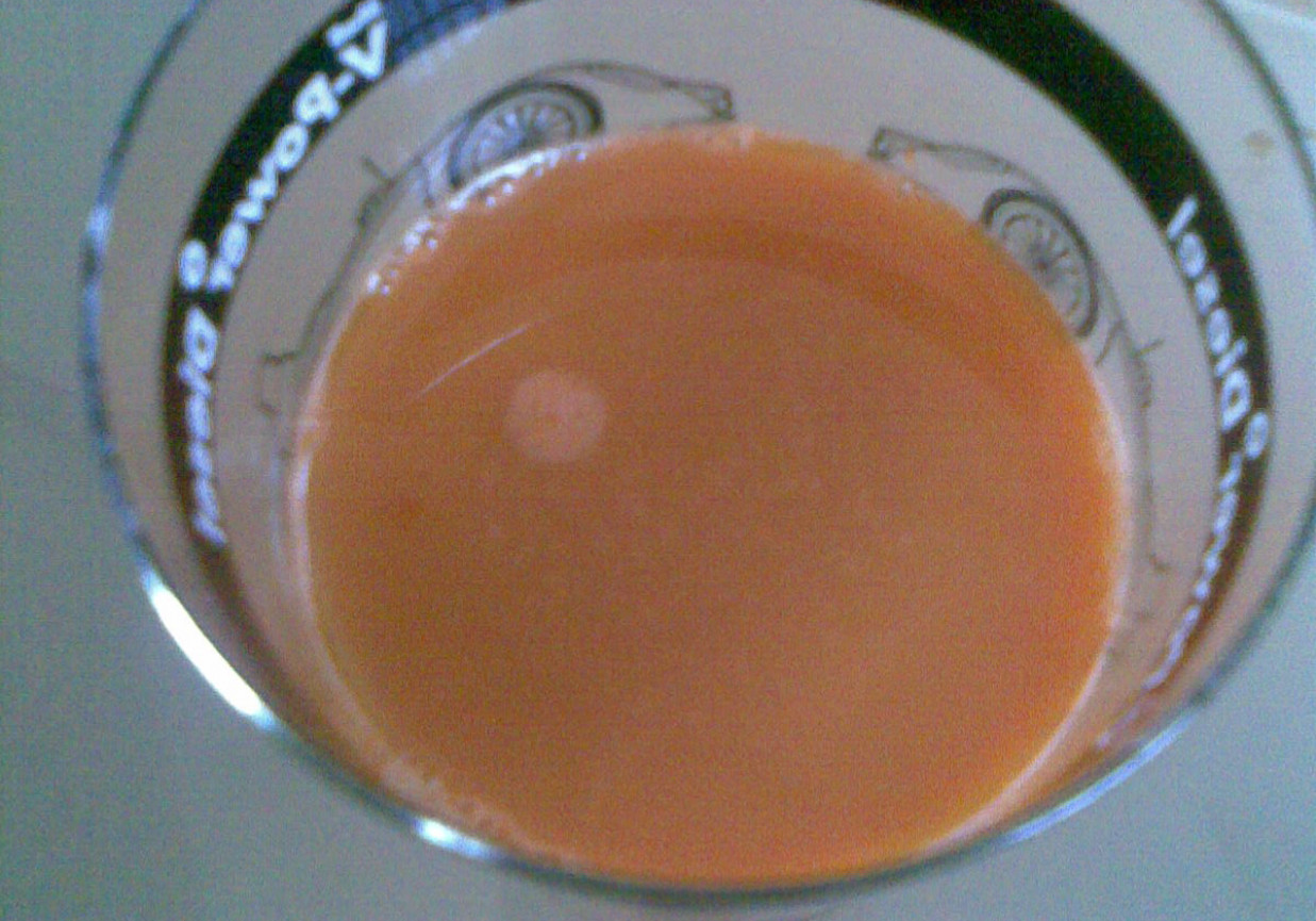 Naturalny sok z marchwi i selera foto
