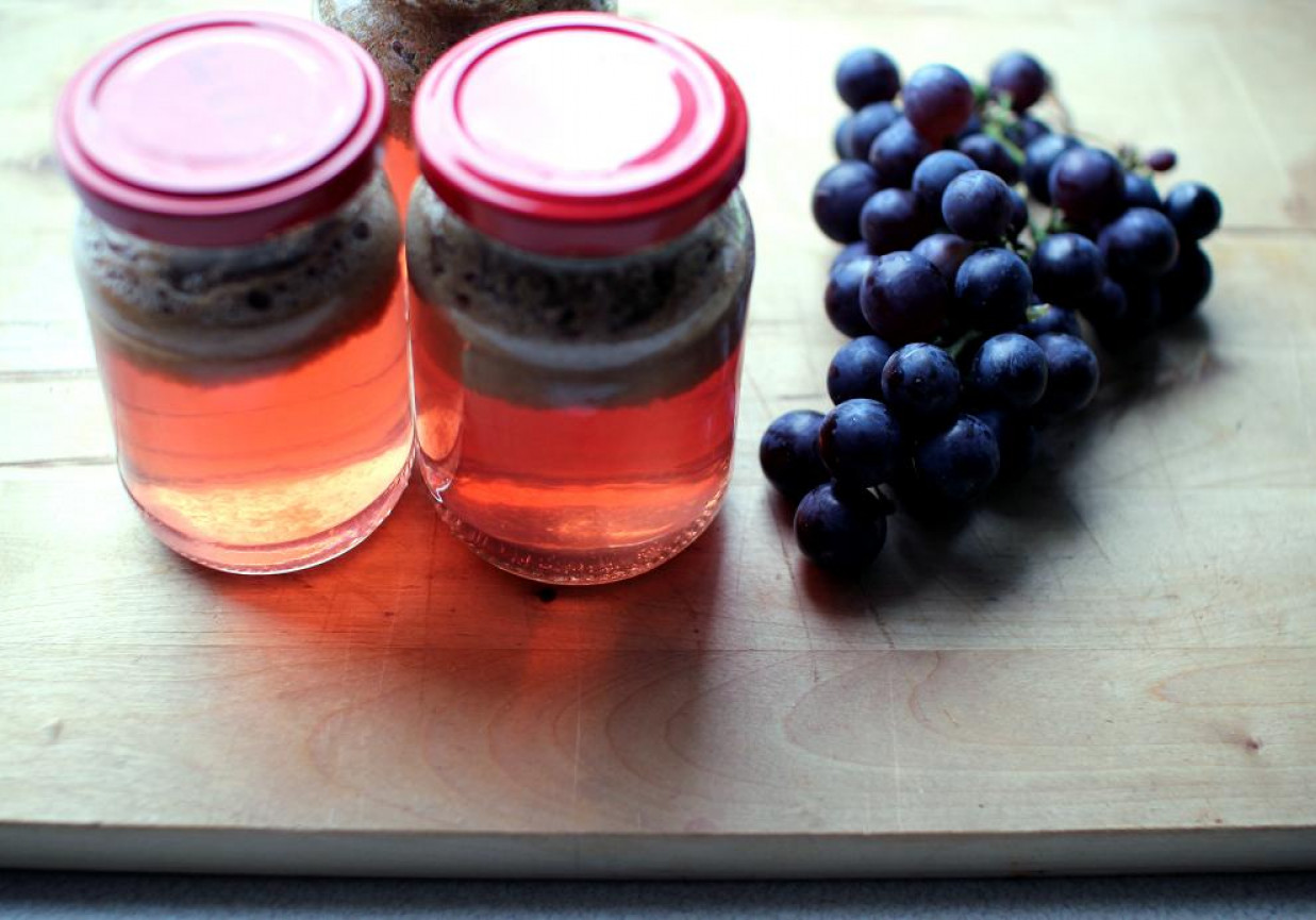 Naturalny sok z winogron pasteryzowany foto