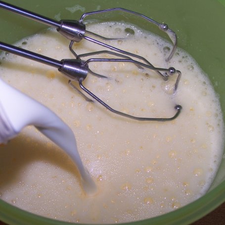 Krok 2 - Ni to jajecznica, ni zapiekanka, czyli pieczarki z brokułem zapieczone w sosie mleczno-jajecznym. foto
