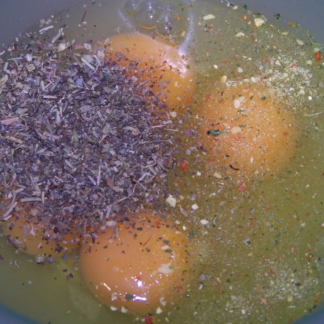 Krok 2 - Ni to omlet, ni jajecznica, czyli mięso i brokuł jajami zalane :) foto