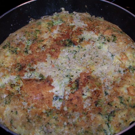 Krok 4 - Ni to omlet, ni jajecznica, czyli mięso i brokuł jajami zalane :) foto