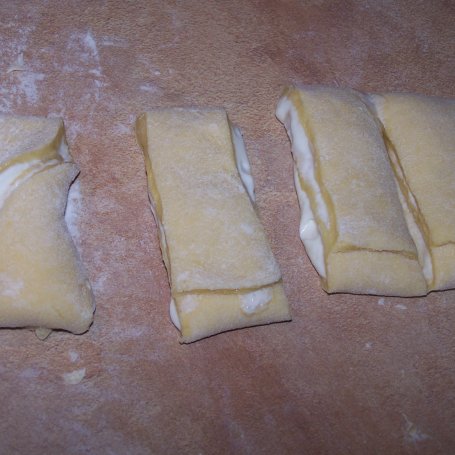 Krok 6 - Niby muszki, czyli drożdżówki z serem :) foto