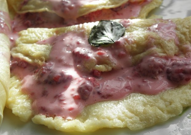 Fotografia przedstawiająca Niby omlet z malinami.