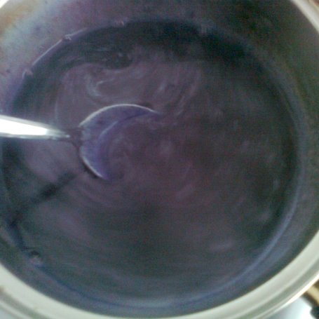 Krok 1 - Niebieska panna cotta z jagodami foto