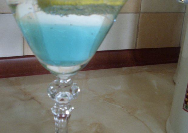 Fotografia przedstawiająca niebieski drink z martini