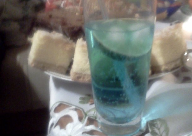 Fotografia przedstawiająca niebieski drink