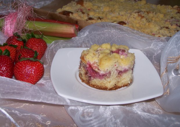 Fotografia przedstawiająca Nieco bardziej reprezentacyjne, czyli ciasta z rabarbarem i truskawkami odsłona II :)