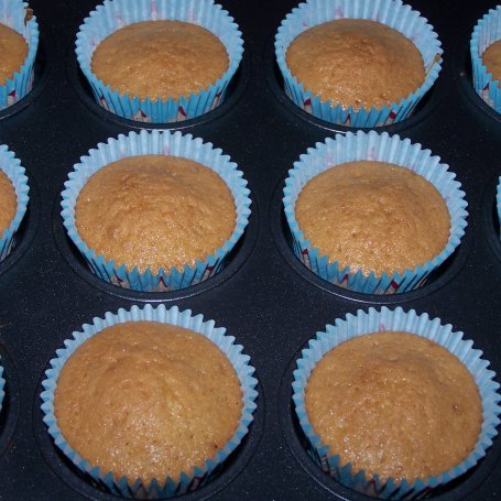 Krok 7 - Nieco "mocniejsze", czyli muffinki z amaretto i kremem z mascarpone :) foto