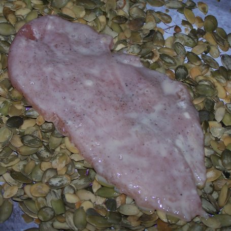 Krok 2 - Nieco wzbogacony kurczak, czyli pierś w pestkach dyni :) foto