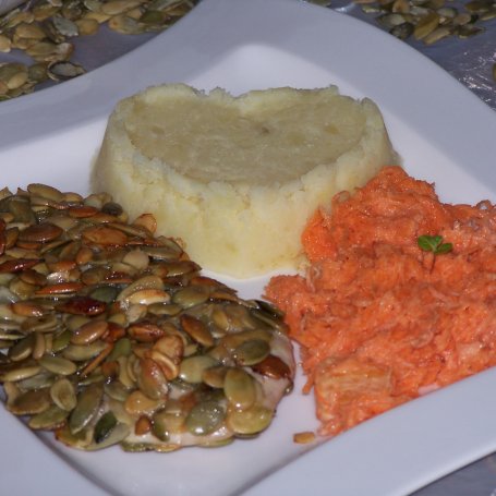Krok 4 - Nieco wzbogacony kurczak, czyli pierś w pestkach dyni :) foto