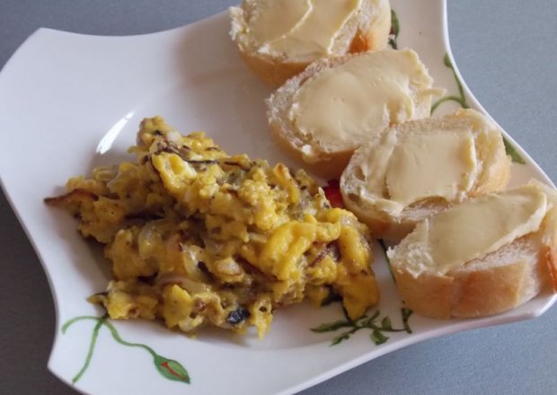 Fotografia przedstawiająca Niedzielna jajecznica z pieczarkami i cebulą