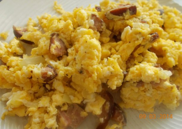 Fotografia przedstawiająca Niedzielne sniadanie czyli jajecznica z kielbaska, cebulka i czosnkiem