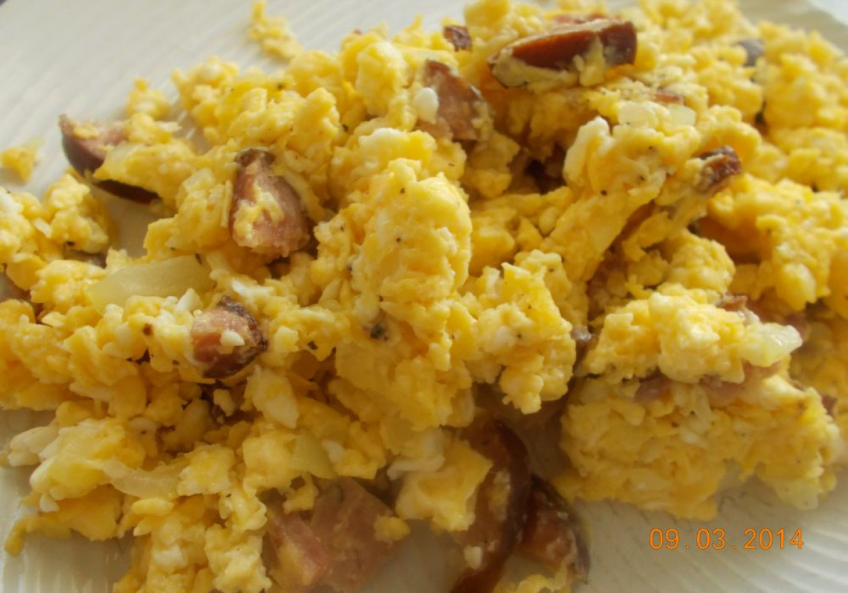 Niedzielne sniadanie czyli jajecznica z kielbaska, cebulka i czosnkiem foto