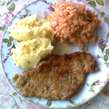 Krok 6 - Niedzielny obiad wiejski - kotlet, ziemniaki i surówka foto