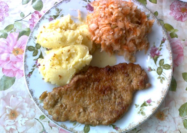 Fotografia przedstawiająca Niedzielny obiad wiejski - kotlet, ziemniaki i surówka