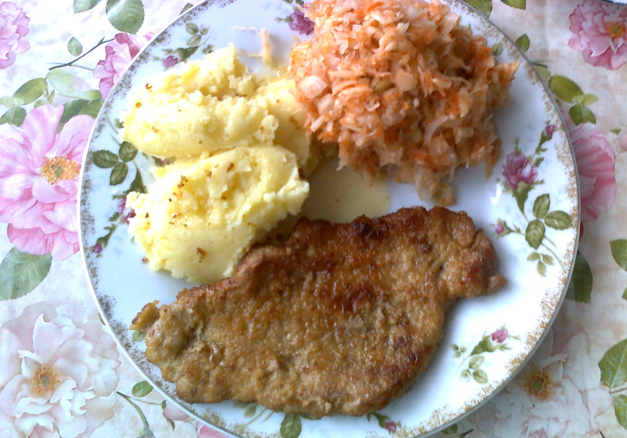 Niedzielny obiad wiejski - kotlet, ziemniaki i surówka foto