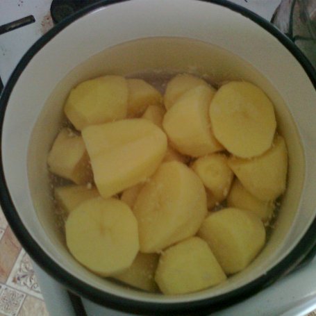 Krok 5 - Niedzielny obiad wiejski - kotlet, ziemniaki i surówka foto