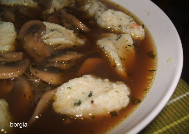 Fotografia przedstawiająca Nietypowa zupa grzybowa z knelkami