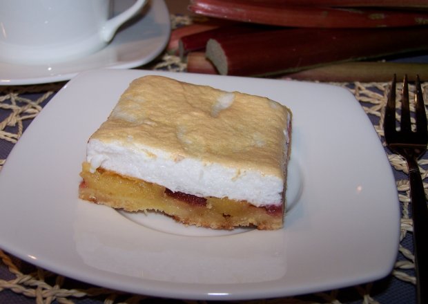 Fotografia przedstawiająca Niezbyt imponujące, za to bardzo smaczne, czyli ciasto z rabarbarem i truskawkami :)