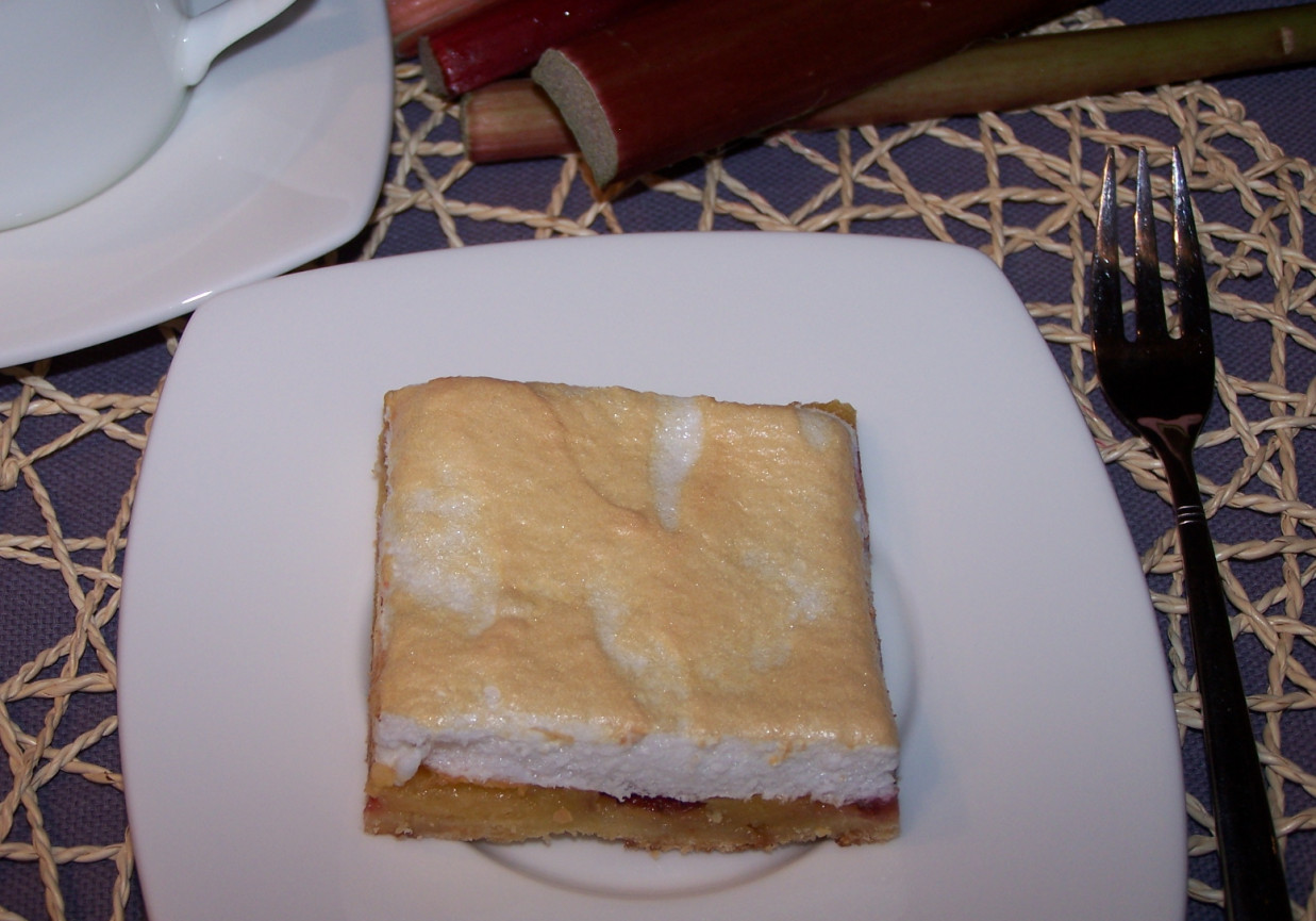 Niezbyt imponujące, za to bardzo smaczne, czyli ciasto z rabarbarem i truskawkami :) foto